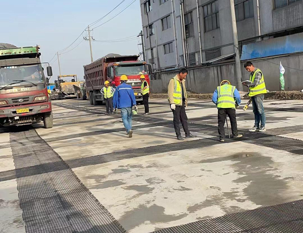 台江老材料的新故事：玻璃纤维土工格栅如何在‘白改黑’浪潮中重获新生？